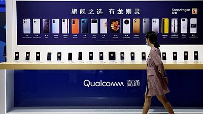 QUALCOMM-RESULTS:Qualcomm forecasts earnings below expectations as smartphone demand worsens