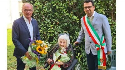 E lui si presenta nella casa di riposo con un mazzo di fiori E lui si presenta nella casa di riposo con un mazzo di fiori