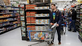مبيعات التجزئة الأمريكية تسجل أول انخفاض في خمسة أشهر تحت تأثير التضخم