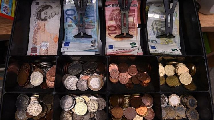 Franco suizo sube tras alzas de tasas y la libra sube