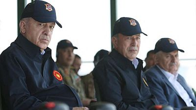 وزيرا الدفاع التركي واليوناني يشددان على أهمية الحوار بين البلدين
