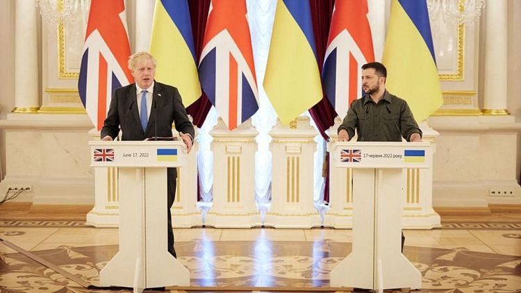 جونسون: بريطانيا ستمنح كييف القدرة على الصمود الاستراتيجي للانتصار على روسيا