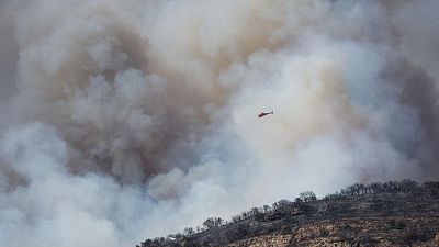 España lucha contra incendios forestales mientras se sofoca en ola de calor