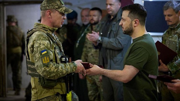 الرئيس الأوكراني يزور الجنود على الجبهة الجنوبية