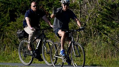 Presidente EEUU Biden cae de bicicleta durante paseo, pero sale ileso