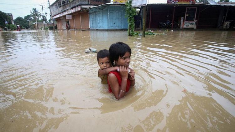 الفيضانات تغمر المزيد من الأراضي في بنجلادش والهند وتحاصر الملايين