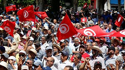 المئات يحتجون في العاصمة التونسية على خطة الرئيس لتعديل الدستور