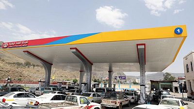 اليمن يرفع أسعار البنزين في عدن 14% وسط أزمة وقود