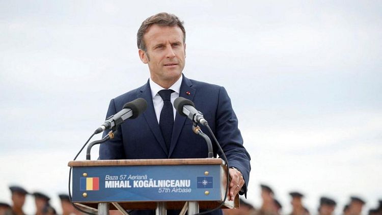 Entorno de Macron busca aliados y dice que "va a ser complicado" tras el revés electoral