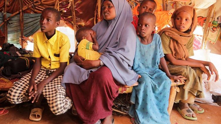 عن كثب - طفل صومالي يخطط لمهمته اليومية لجلب الغذاء في حين يزيد تغير المناخ من معاناة بلده