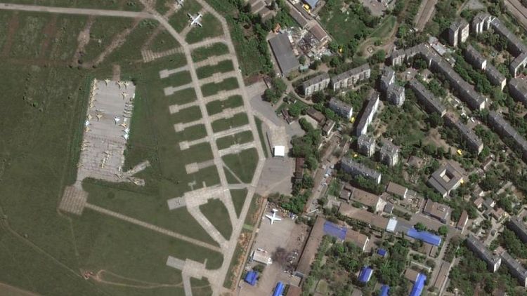 وكالات أنباء: روسيا تقول إنها قصفت مطارا قرب مدينة أوديسا الأوكرانية