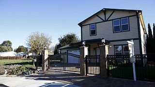 Ventas de viviendas en EEUU siguen cayendo; precio medio alcanza un récord Ventas de viviendas en EEUU siguen cayendo; precio medio alcanza un récord