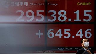 نيكي الياباني يغلق على انخفاض بسبب مخاوف الركود