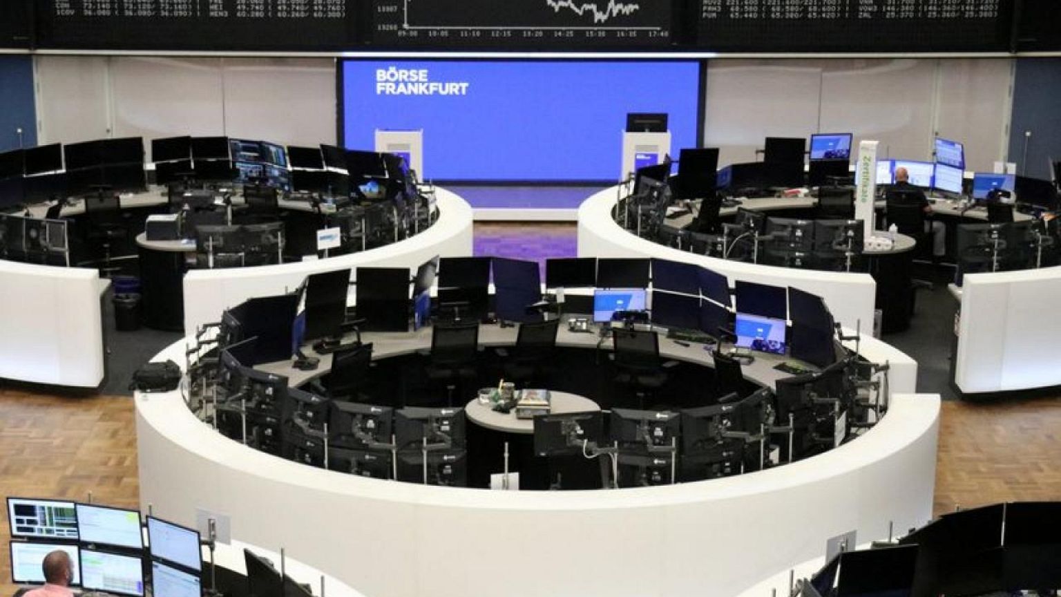 Wall Street ofrece un piso a las acciones, el crudo se estabiliza