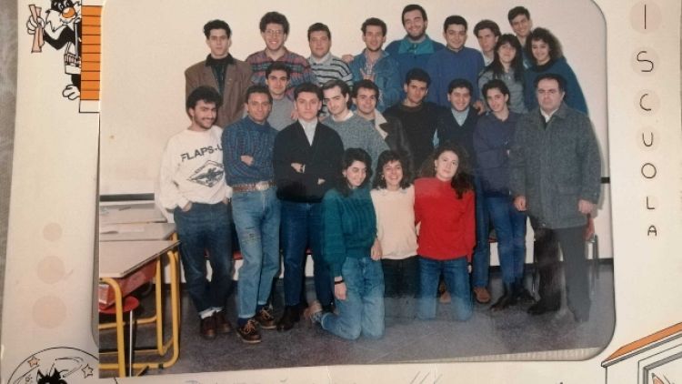 Auguri del presidente Anci, su Facebook foto sua classe del 1988