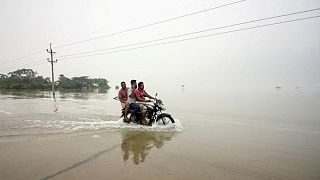 بنجلادش والهند تسارعان لمساعدة ملايين تقطعت بهم السبل بسبب فيضانات عارمة