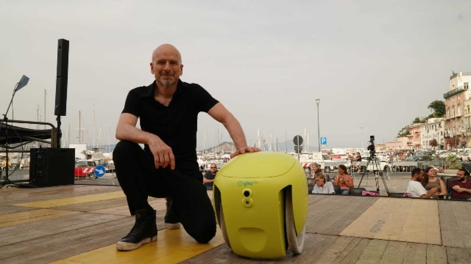 Interaagisce con l'utente ed è eco, già presente sul mercato Usa