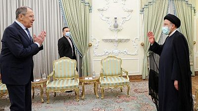 وزير الخارجية الروسي يصل إيران لبحث الاتفاق النووي والتعاون