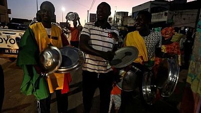 أنصار المعارضة في السنغال يقرعون القدور في احتجاج صاخب