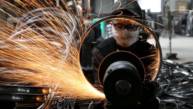 La economía china pierde fuelle, con una caída de la producción industrial y el comercio minorista