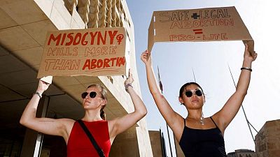 Una mujer estadounidense recibe permiso para volar a España tras negársele el aborto en Malta