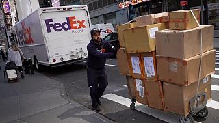 Las ganancias de FedEx aumentan a medida que el volumen se modera; acciones suben
