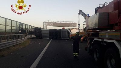 Tra Modena Sud-Valsamoggia, tir disperdono carico di candeggina Tra Modena Sud-Valsamoggia, tir disperdono carico di candeggina
