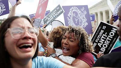 دموع الفرح تتحدى صرخات الاحتجاج خارج المحكمة العليا بعد إلغاء حق الإجهاض