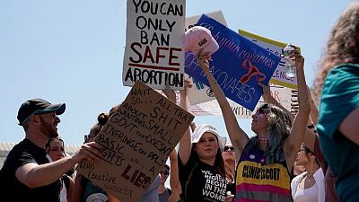 متظاهرون يحتشدون أمام المحكمة العليا الأمريكية احتجاجا على إلغاء حق الإجهاض