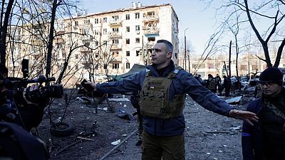 مسؤولون: انفجارات تهز وسط كييف وحريق بمبنى سكني