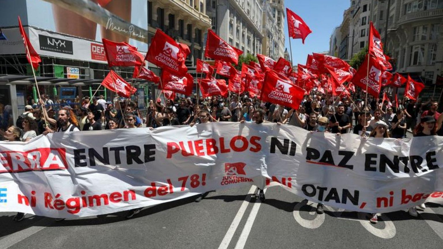 Manifestantes en la cumbre de la OTAN se hacen los muertos ante el Guernica de Picasso