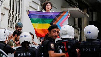 الشرطة التركية تمنع مسيرة المثليين في إسطنبول