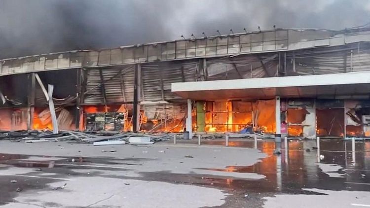 Al menos dos muertos en ataque de misiles rusos a un centro comercial: autoridades Ucrania