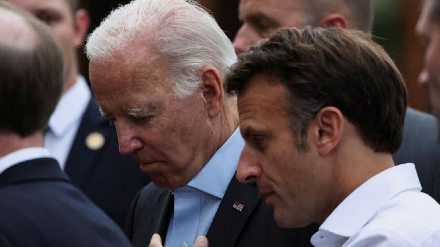 Macron dice a Biden que Emiratos Árabes y Arabia Saudita apenas pueden elevar bombeo de crudo