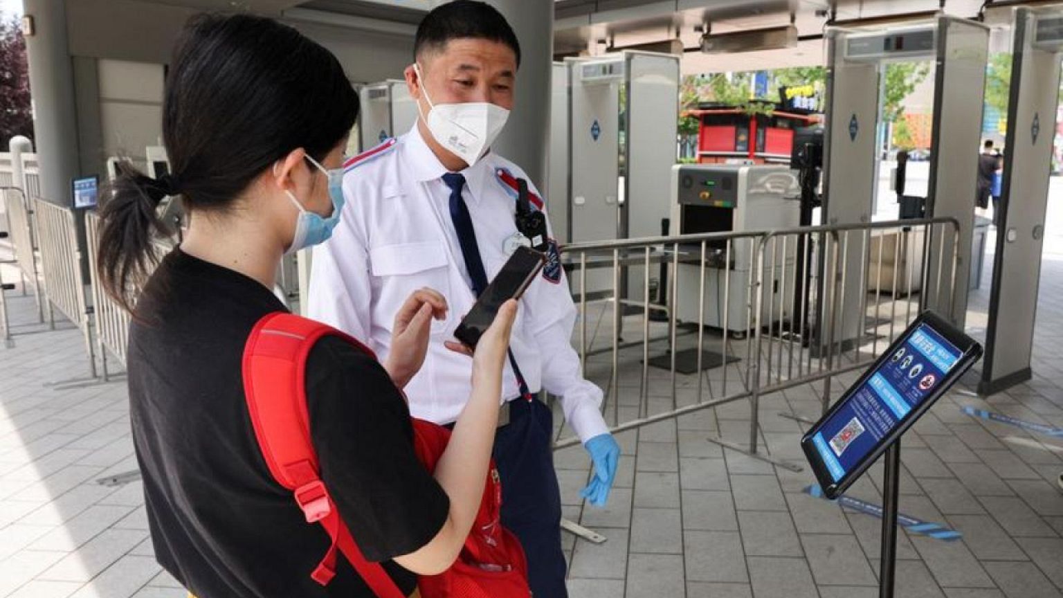 China reduce la cuarentena por COVID-19 para los viajeros internacionales