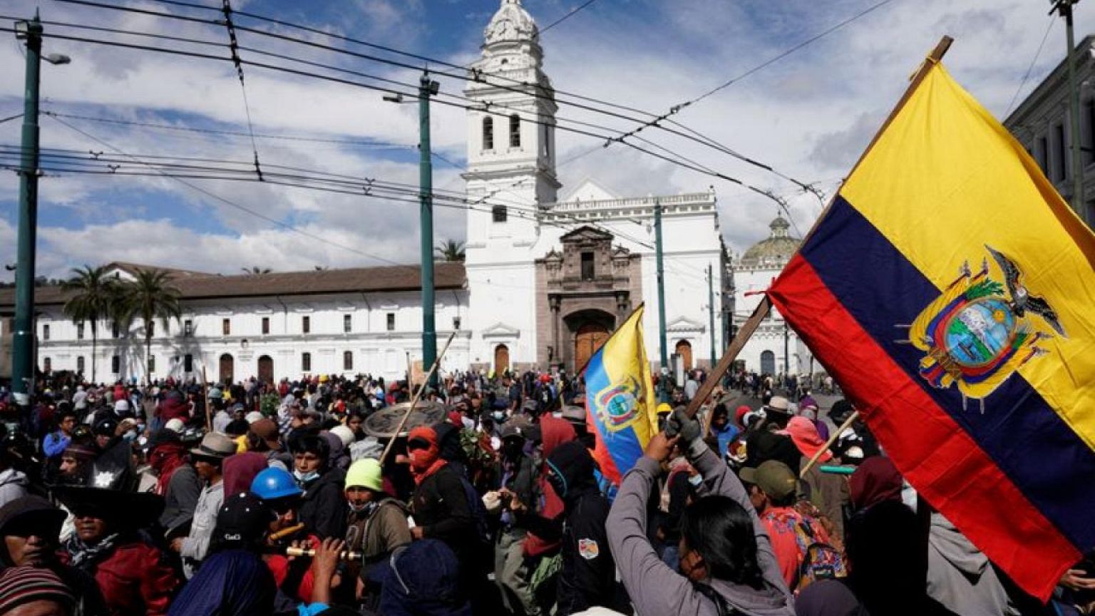 Un soldado muere en ataque contra convoy de combustible en Ecuador, protestas golpean producción petróleo