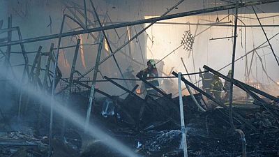 Rusia dice que un ataque a un depósito de armas provocó el incendio en el centro comercial de Kremenchuk