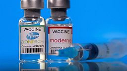 FDA de EEUU decidirá a principios de julio sobre vacunas rediseñadas contra el COVID