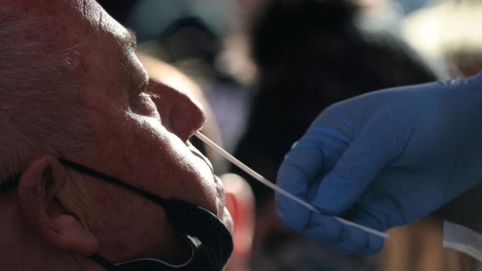 Las subvariantes BA.4 y BA.5 de ómicron representan más de la mitad de los casos en EEUU