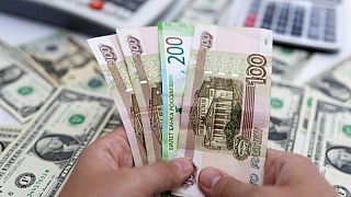 الروبل الروسي ينزل عن مستوى 52 مقابل الدولار للمرة الأولى منذ مايو 2015