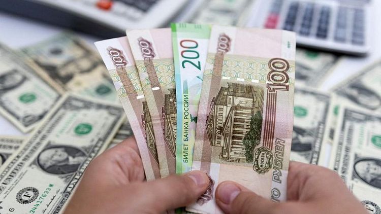 الروبل الروسي ينزل عن مستوى 52 مقابل الدولار للمرة الأولى منذ مايو 2015