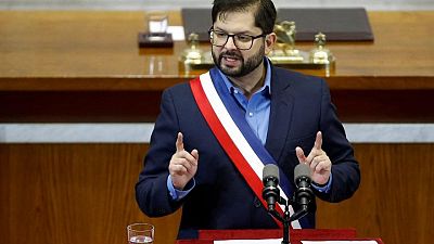 Izquierdista Boric recibe un baño de realidad a medida que cae su apoyo en Chile