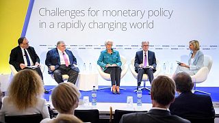 رؤساء بنوك مركزية عالمية يقولون محاربة التضخم لها الأولوية على النمو