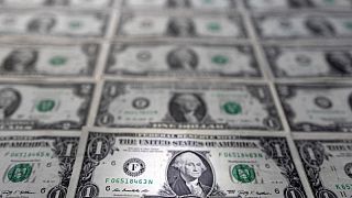 Temores de recesión respaldan al dólar, que se encamina a fuerte avance semanal