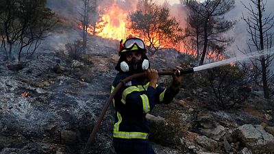 Un incendio forestal arrasa el norte de Atenas, un pueblo es evacuado
