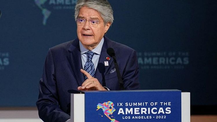 Presidente de Ecuador acepta renuncia de tres ministros