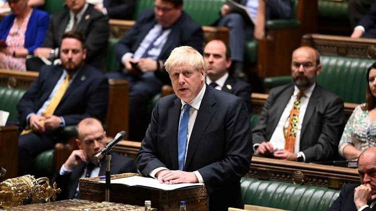 Un Boris Johnson cada vez más aislado promete seguir luchando