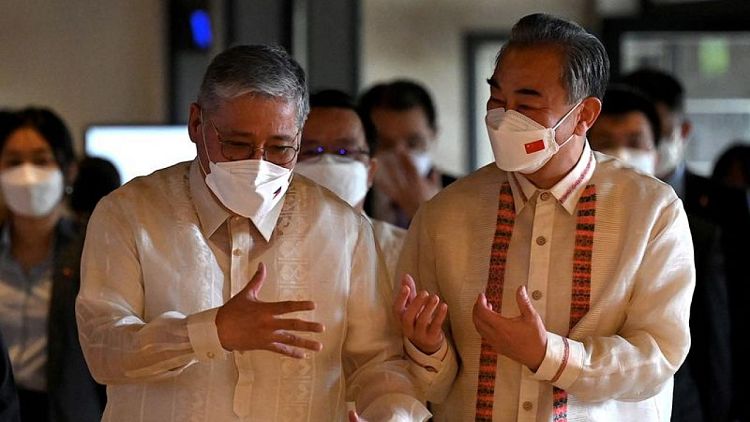 El ministro de Exteriores de China busca una "nueva era dorada" de lazos con Filipinas