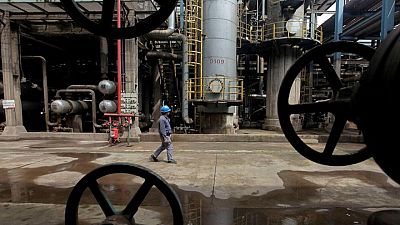 China dice que la idea de limitar el precio del petróleo ruso es un asunto "complicado"