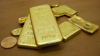 الذهب يتراجع مع صعود الدولار لكن يتجه لتحقيق مكاسب للأسبوع الخامس